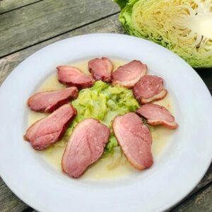 Gerookte eendenborst met in salie-jus gestoofde spitskool