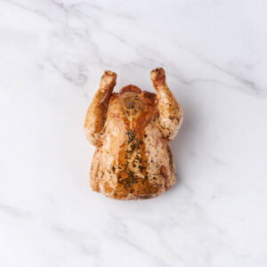 Gerookte en gegaarde kip gevuld met couscous